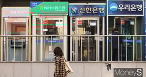 서울 용산구에 설치된 은행 ATM기를 시민들이 이용하는 모습./사진=뉴스