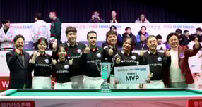 우리금융캐피탈이 창단 첫 라운드 우승 트로피를 손에 넣었다. 사진은 지난 11일 고양킨텍스 PBA스타디움에서 열린 웰컴저축은행 PBA 팀리그 2025-26 5라운드 우승을 차지한 우리금융캐피탈 선수단의 모습. /사진=프로당구협회(PBA) 제공
