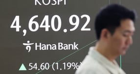 12일 오전 서울 중구 하나은행 딜링룸 전광판에 개장 시황이 나오고 있다.   이날 코스피 지수는 53.57포인트(1.17%) 오른 4639.89, 코스닥 지수는 0.56p(0.06%) 상승한 948.48, 원·달러환율은 3.7원 오른 1461.3원에 개장했다./사진=뉴스