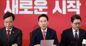 국민의힘이 당명 개정 절차를 공식 착수한다고 밝혔다. 사진은 장동혁 국민의힘 대표(가운데)가 12일 서울 여의도 국회에서 열린 최고위원회의에서 발언한 모습. /사진=뉴시스