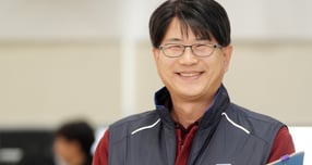 삶을 포기하려 했던 가족에게 삶의 용기를 되찾아 준 수원시 징수과 체납추적팀 신용철 주무관. /사진제공=수원시