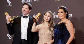 넷플릭스 영화 '케이팝 데몬 헌터스'(이하  '케데헌')가 골든글로브 시상식에서 장편애니메이션상과 주제가상을 받았다. 사진은 지난 11일(현지시각) 미국 캘리포니아 비벌리힐스 비벌리힐튼호텔에서 열린 83회 골든글로브 시상식에서 수상 포즈를 취한 크리스 애펄헌즈(왼쪽), 메기 강(가운데), 미셸 웡의 모습. /사진=로이터 