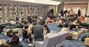 지난해 10월 개관한 경기도서관 인파. /사진제공=경기도