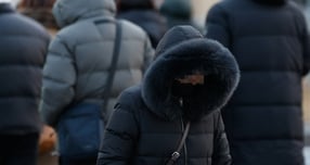 오는 13일 오전부터 날이 맑아질 것으로 전망된다. 사진은 12일 서울 종로구 광화문 네거리에서 시민들이 몸을 움츠린 채 출근길에 나선 모습. /사진=뉴스