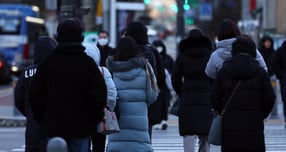 13일 전국이 대체로 흐리다가 오전부터 날이 맑아질 예정이다. 사진은 지난해 12월4일 서울 광화문네거리 일대에서 시민들이 출근에 나선 모습. /사진=뉴스