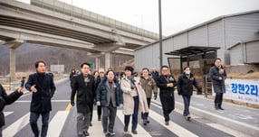 12일 국지도 86호선 준공식에 참석한 조성대 남양주시의 의장(왼쪽 두번째)과 주광덕 남양주시장(중앙)이 현장을 둘러보고 있다.  /사진제공=남양주시의회