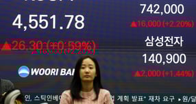 최근 삼성전자와 SK하이닉스의 주가가 급등하면서 국민연금의 주식 평가액도 크게 뛴 것으로 나타났다. 사진은 지난 7일 서울 중구 우리은행 딜링룸. /사진=뉴시스