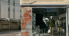   서울 성동구와 '서울숲 프로젝트'를  추진하는 무신사가 서울숲 일대에 K패션 특화 거리를 조성한다. 사진은 1호 매장인 '프레이트'로 재탄생한 공간의 전(위)·후 모습. /사진=무신사 