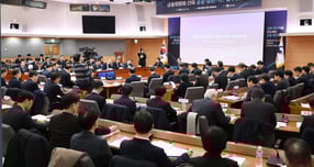 정은보 거래소 이사장이 12일 진행된 금융위의 유관기관 대상 업무보고에서 "올해 자본시장 건전성 제고와 경쟁력 강화 등에 초점을 맞추겠다"고 다짐했다. 사진은 금융위가 진행한 업무 보고 모습. /사진=금융위