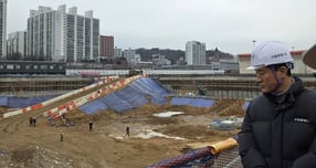 서울시는 광운대역 물류부지 개발사업을 통해 강북의 도시 구조를 재편하고 공공기여를 통한 지역 기반시설 확충에 속도를 낼 계획이다. 사진은 오세훈 서울시장이 12일 오후 서울원 아이파크 공사 현장을 둘러보는 모습. /사진=이화랑 기자