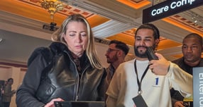 관람객이 미국 라스베이거스에서 열리는 세계 최대 전자 전시회 'CES 2026'에 마련된 윈호텔 삼성전자 단독 전시관에서 삼성전자 '갤럭시 Z 트라이폴드'를구경하고 있다. /사진=삼성전자 