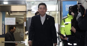 '공천 헌금' 의혹을 받는 김병기 의원이 더불어민주당 윤리심판원으로부터 제명 징계 처분을 받았다. 사진은 김 의원이 12일 서울 여의도 중장당사에서 열린 윤리심판원 회의에 출석한 뒤 밖으로 나서는 모습. /사진=뉴시스      