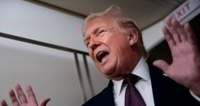 도널드 트럼프 미국 대통령이 베네수엘라 야권 지도자이자 지난해 노벨평화상 수상자인 마리아 코리나 마차도를 오는 15일(이하 현지시각) 만날 예정이라는 외신 보도가 나왔다. 사진은 트럼프 대통령이 지난 11일 미국 플로리다에서 메릴랜드주 앤드루스 합동기지로 향하는 전용기에서 기자들을 만나 대화한 모습. /사진=로이터 