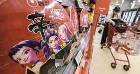 신한투자증권이 농심에 대해 긍정 전망을 내놨다. 사진은 서울시내 한 대형마트에 넷플릭스 애니메이션 영화 '케이팝 데몬 헌터스'와 농심이 협업한 제품이 진열된 모습. /사진=뉴시스