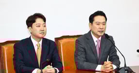 장동혁 국민의힘 대표와 이준석 개혁신당 대표가 13일 회동했다. 사진은 장 대표(오른쪽)가 13일 오전 서울 여의도 국회에서 이 대표와 만나 발언한 모습. /사진=뉴시스