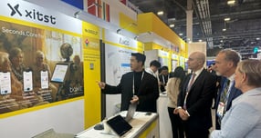  지난 7일(현지 시간) 'CES 2026'에 참가한 용인시단체관에 용인시와 우호결연한 미국 버지니아주 페어팩스카운티(Fairfax County)의 경제개발청장 빅터 호스킨스(Victor Hoskins)가 용인시단체관을 방문해 전시제품을 둘러보고 있다. /사진제공=용인특례시