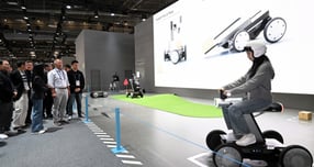 사진은 정의선 현대차그룹 회장이 세계 최대 가전·정보기술(IT) 전시회 'CES 2026'가 개막한 6일(현지시각) 미국 네바다주 라스베이거스 컨벤션센터에 마련된 현대차그룹 부스를 방문해 차세대 자율주행 모빌리티 플랫폼 '모베드(MobED)' 시연을 살펴보는 모습. /사진=뉴스1(공동취재사진)