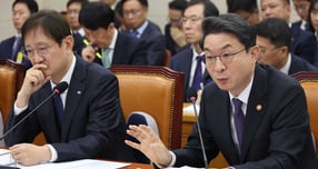 금융당국이 내년 1월1일부터 보험사 기본자본 킥스비율 관련 적기시정조치 규제치를 50%, 권고치는 80%로 설정한다. 사진은 지난해 10월 서울 여의도 국회 정무위원회에서 열린 국정감사에서 질의에 답변하는 이억원 금융위원장(오른쪽)과 이찬진 금융감독원장. /사진=뉴시스