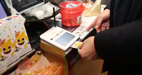 지역 상점에서 시민이 희망화성지역화폐를 사용해 결제하고 있다. /사진제공=화성특례시