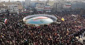 미국 정부가 반정부 시위가 벌어진 이란에 체류 중인 미국 시민들에게 즉시 이란을 떠나라는 경보를 전했다. 사진은 지난 12일(현지시각) 이란 테헤란에서 정부 지지 집회에 참석한 시민들의 모습. /사진=로이터