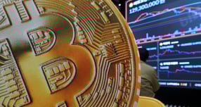 가상자산업계가 금융당국이 검토 중인 디지털자산 거래소의 대주주 지분율을 제한하는 방안에 대해 강한 우려를 표했다.  사진은 서울 강남구 빗썸라운지에 설치된 전광판. /사진=뉴시스