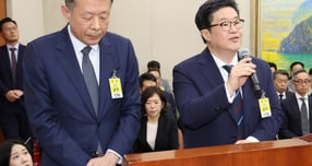 김광일 홈플러스 대표이사가 지난해 10월14일 오후 서울 여의도 국회에서 열린 정무위원회 국정감사에서 의원 질의에 답변하고 있다. 오른쪽은 김병주 MBK파트너스 회장. / 사진=뉴시스 /사진=배훈식