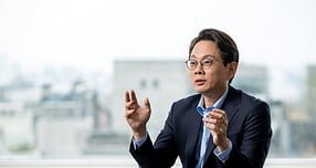 방경만 KT&amp;G 사장이 취임 2년만에 주가 52.4% 상승, 시가총액 4조원 이상 증가, 매출 6조 클럽 진입 등 기업 가치를 드높여 '코리아 디스카운트 해소의 선봉장'으로 평가받고 있다. 업계는 KT&amp;G의 성장 배경에 방 사장의 고강도 인사 혁신이 자리하고 있다고 분석했다. /사진=KT&amp;G