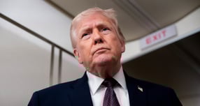 도널드 트럼프 미국 대통령이 반정부 시위가 벌어진 이란을 향한 압박을 더하고 있다. 사진은 트럼프 대통령이 지난 11일(현지시각) 미국 플로리다에서 메릴랜드주 앤더루스 합동기지로 향한 전용기에서 기자들과 대화를 나눈 모습. /사진=로이터