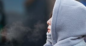 14일 아침 최저기온이 영하 15도까지 떨어지는 등 전국적으로 강추위가 이어지겠다. 사진은 지난 12일 오전 서울 종로구 광화문 네거리 한 시민 모습. /사진=뉴스