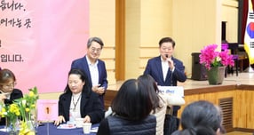 박승원 광명시장(오른쪽)과 김동연 경기도지사(왼쪽)가 13일 시청 대회의실에서 열린 '2026년 광명시 사회연대경제 사업설명회'에 참석해 인사말을 하고 있다. /사진제공=광명시