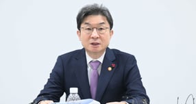 이억원 금융위원회 위원장이 8일 오전 경기 수원시 팔달구 수원서민금융통합지원센터에서 열린 포용적 금융 대전환 제1차 회의에서 모두발언을 하고 있다./사진=뉴스