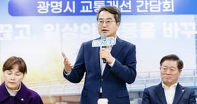 김동연 경기도지사(가운데)가 13일 광명을 방문, 2028년까지 광명 목감교 확장공사를 완공하도록 노력하겠다고 밝히고 있다.  박승원 광명시장(오른쪽)과 임오경 국회의원(왼쪽) /사진제공=경기도