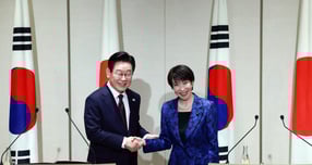 이재명 대통령이 다카이치 사나에 일본 총리와의 한·일 정상회담 후 공동 언론 발표를 했다. 사진은 이 대통령(왼쪽)과 다카이치 총리가 13일 일본 나라현 회담장에서 한·일 공동 언론발표를 마친 후 악수한 모습. /사진=뉴시스