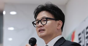 국민의힘 중앙윤리위원회가 게시판을 통해 윤 전 대통령 부부를 비판하는 글을 썼다는 의혹을 받는 한동훈 전 대표에 대한 제명을 결정했다. 사진은 지난 9일 서울 동대문구 아르코에서 열린 국민의힘 동대문을 당협 신년회에서 강연 중인 한동훈 전 국민의힘 대표. /사진=뉴시스