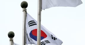 반도체 업황 회복에 삼성전자와 SK하이닉스의 시가총액 비중이 시장의 40%에 육박했다는 분석이 나오는 가운데 올해 코스피 이익 증가분의 '6할'을 반도체가 가져갈 것이란 전망까지 제기됐다. 사진은 지난해 7월 LG전자 본사가 소재한 서울 여의도 LG트윈타워에서 LG 깃발이 바람에 휘날리고 있는 모습. /사진=뉴시스