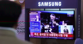 윤석열 전 대통령이 사형을 구형받은 후 옅은 미소를 짓자 현장 방청객들이 욕설을 퍼부었다. 사진은 지난 13일 서울역 대합실에서 윤석열 전 대통령의 결심공판을 결과를 지켜보는 시민들. /사진=뉴시스