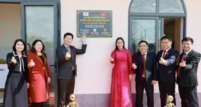 이상일 용인특례시장이 13일(현재 시각) '다낭시 광푸구 용인 공공 디지털도서관’ 준공식에서 현판 제막 후 참석자들과 기념촬영을 하고 있다(왼쪽부터 응우엔 티 위 짱 다낭시 외무부 부국장, 응우엔 티 투 란 다낭시 땀끼구 서기장, 이상일 용인특례시장, 응우옌 티 안 티 부위원장, 부이 응 옥 안 다낭시 광푸구 서기장, 조당호 국제연꽃마을 회장, 후인 응 옥 바 광푸구 인민위원회 위원장). /사진제공=용인특례시