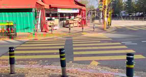 실제 보행자 신호등과 신호가 불일치하는 '역불 현상'이 나타난 바닥신호등. /사진제공=경기도