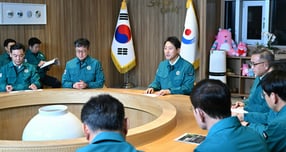 오세훈 서울시장이 13일 오후 9시10분 서울시청 집무실에서 서울 시내버스 파업 관련 긴급 대책회의를 진행했다. 사진은 오 시장이 13일 서울시청 집무실에서 시내버스 파업 관련 긴급 대책회의를 주재하는 모습. /사진=서울시