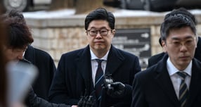  '홈플러스 사태' 관련 자본시장법 위반 등의 혐의를 받는 김병주 MBK파트너스 회장과 경영에 대한 구속영장이 기각됐다. 사진은 13일 오전 서울 서초구 서울중앙지방법원에서 열린 구속 전 피의자 심문(영장실질심사)에 출석하는 김 회장. /사진=뉴스