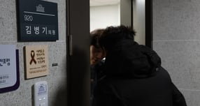 경찰이 2020년 총선을 앞두고 구의원 2명으로부터 공천헌금 총 3000만원을 받았다가 반환한 혐의를 받는 김병기 더불어민주당 의원 주거지 등을 압수수색 한다. 사진은 14일 서울 여의도 국회의원회관 김 의원 사무실에 의원실 관계자가 들어간 모습. /사진=뉴시스