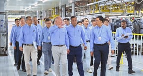 정의선 현대차그룹 회장이 현대차 인도 첸나이공장 임직원들과 함께 생산 라인을 점검하고 있다. 앞줄 오른쪽부터 무쿤단 현대차 인도 첸나이공장 생산실장, 고팔라 크리쉬난 현대차 인도권역 CMO, 정의선 회장, 타룬 갈그 현대차 인도권역본부장. /사진=현대차그룹