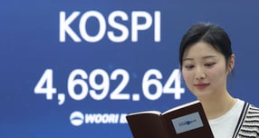 14일 장 초반 코스피가 4700선을 오간다. 코스닥은 소폭 하락세다. 사진은 전날 코스피 종가가 표시되는 우리은행 딜링룸. /사진=뉴스