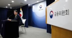 금융위가 14일 정례회를 통해 조각투자 전용 장외거래소(유통플랫폼) 예비인가 심사 결과를 발표한다. 사진은 지난해 11월 정부서울청사에서 정례 기자간담회를 열었던 이억원 금융위원장. /사진=뉴스