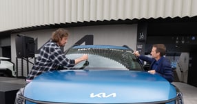 대회공식차량 중 EV9에 사인하고 있는 러시아 테니스 레전드 마라트 사핀(Marat Safin)과 호주 경마 레전드이자 기아 호주법인 앰버서더 데이미언 올리버(Damien Oliver). /사진=기아