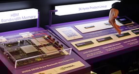 중국 언론이 반도체 분야에서 한국과 중국의 협력이 중요하다고 강조했다. 사진은 지난해 11월3일 서울 강남구 코엑스에서 열린 ‘SK AI서밋 2025’에서 관람객들이 SK하이닉스 제품 라인업을 살펴보는 모습. /사진=뉴스
