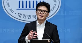 한동훈 전 국민의힘 대표가 당 중앙윤리위원회의 제명 결정은 또 다른 계엄이라고 비판했다. 사진은 한 전 대표가 14일 서울 여의도 국회 소통관에서 윤리위의 제명 결정에 대한 입장을 밝힌 모습. /사진=뉴스1 