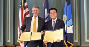 지난 13일(현지시간) 미국 사우스캐롤라이나주 컬럼비아 시의회에서 정치교 한전 안전영업배전부사장(오른쪽)과 Daniel Rickenmann 컬럼비아시장이 '배전망 기술협력 업무협약(MOU)' 체결 후 기념사진을 찍고 있다./사진제공=한전