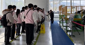 13일 전남 나주 소재 인재개발원에서 광주공업고등학교 예비신입생 40여 명이 기술실습 현장견학을 하고 있다./사진제공=한전KPS