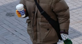 15일 전국 곳곳에 눈이나 비가 내리겠다. 사진은 지난 8일 오전 서울 광화문네거리에서 두꺼운 옷을 입은 한 시민이 출근길 발걸음을 옮기는 모습. /사진=뉴스